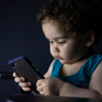 cocuklara-13-yasindan-once-akilli-telefon-verilmesi-ruh-sagligini-tehdit-ediyor