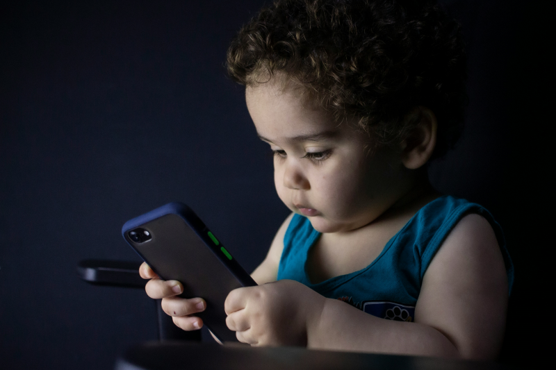 cocuklara-13-yasindan-once-akilli-telefon-verilmesi-ruh-sagligini-tehdit-ediyor