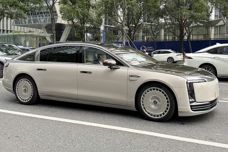 rolls-royce-ve-mercedes-maybachin-yeni-rakibi-zunjie-maextro-s800