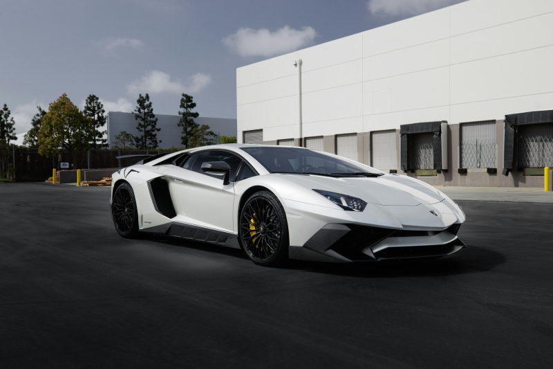 lamborghini-tarihi-aventador-coupe-modelini-petersen-otomotiv-muzesine-bagisladi