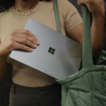 Microsoft ve OpenAI’den Tarihi Anlaşma: Halka Arz Yolu Açılıyor Yapay zekâ sektöründe büyük bir dönüm noktası yaşanıyor. Microsoft ve OpenAI, yapay zekâ girişiminin yeniden yapılanarak halka arz edilebilmesinin önünü açacak bağlayıcı olmayan bir anlaşma imzaladıklarını duyurdu. Bu gelişme, hem teknoloji devleri arasındaki karmaşık ortaklığa yeni bir yön veriyor hem de yapay zekâ piyasasında rekabeti daha da kızıştırıyor. OpenAI’nin Halka Arz Planları Netleşiyor OpenAI, mevcut kar amacı gütmeyen yapısından çıkarak kâr amacı güden bir şirkete dönüşmeyi planlıyor. Şirketin bu dönüşümü, sermaye artırımı ve global ölçekte daha güçlü bir rekabet için kritik görülüyor. Halihazırda özel piyasalarda 500 milyar dolar değer biçilen OpenAI, halka arz yoluyla daha fazla yatırımcı çekmeyi hedefliyor. Microsoft’un Stratejik Yatırımı ve Paydaşlığı Microsoft, 2019’dan bu yana OpenAI’ye en az 13 milyar dolar yatırım yaptı ve ChatGPT gibi araçlardan elde edilen gelirleri paylaşıyor. Ancak her iki şirketin de büyüyen yapay zekâ hedefleri ortaklığı karmaşık hale getirdi. Yeni anlaşma, Microsoft’a OpenAI’nin gelecekteki en gelişmiş modellerine erişim imkânı sunarak iş birliğini güçlendiriyor. Rekabet ve Alternatif Ortaklıklar OpenAI, yalnızca Microsoft’a bağlı kalmamak adına Oracle ve Google ile de bulut bilişim anlaşmaları imzaladı. Microsoft ise kendi yapay zekâ modellerini geliştirerek OpenAI’yi rakip olarak listeliyor. Bu durum, küresel yapay zekâ pazarında çok kutuplu bir rekabetin oluştuğunu gösteriyor. Düzenleyici Engeller ve Hukuki Mücadeleler OpenAI’nin yapısal dönüşümü, Kaliforniya ve Delaware başsavcılarının açtığı soruşturmalar nedeniyle regülasyon engelleriyle karşı karşıya. Ayrıca Elon Musk ve şirketi xAI, OpenAI’nin “orijinal misyonunu terk ettiği” iddiasıyla dava açtı. Bu süreç, şirketin halka arz takvimini tehdit edebilir. Yapay Zekâda Yeni Dönem Başlıyor Anlaşma, Microsoft’a gelecekte olası yapay genel zekâ (AGI) erişimini garanti altına alırken OpenAI’ye küresel sermaye piyasalarına açılma fırsatı veriyor. Şirket, yıl sonuna kadar dönüşümünü tamamlamazsa milyarlarca dolarlık finansmanı riske atabilir. Bu gelişme, DeepMind ve Anthropic gibi rakiplerle süren yarışta OpenAI’nin elini güçlendirebilir.