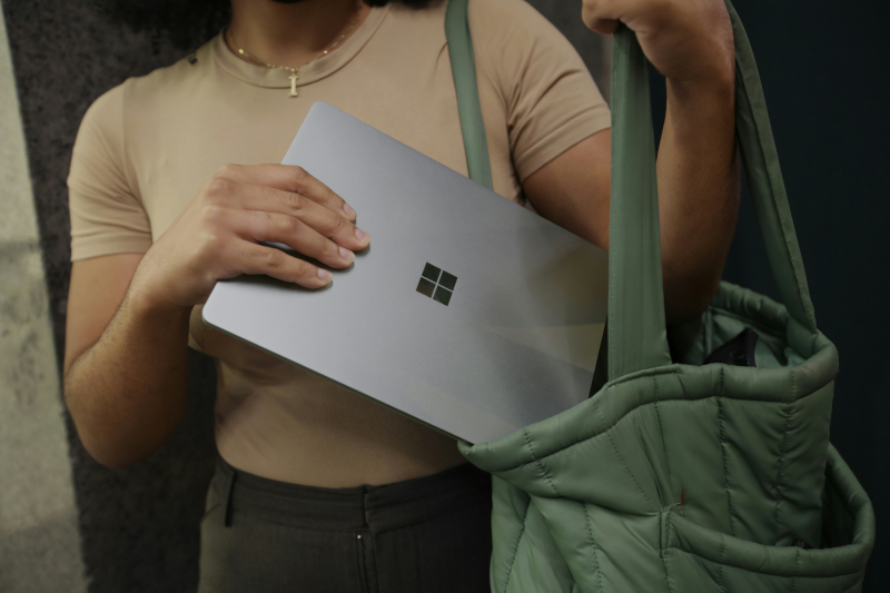 Microsoft ve OpenAI’den Tarihi Anlaşma: Halka Arz Yolu Açılıyor Yapay zekâ sektöründe büyük bir dönüm noktası yaşanıyor. Microsoft ve OpenAI, yapay zekâ girişiminin yeniden yapılanarak halka arz edilebilmesinin önünü açacak bağlayıcı olmayan bir anlaşma imzaladıklarını duyurdu. Bu gelişme, hem teknoloji devleri arasındaki karmaşık ortaklığa yeni bir yön veriyor hem de yapay zekâ piyasasında rekabeti daha da kızıştırıyor. OpenAI’nin Halka Arz Planları Netleşiyor OpenAI, mevcut kar amacı gütmeyen yapısından çıkarak kâr amacı güden bir şirkete dönüşmeyi planlıyor. Şirketin bu dönüşümü, sermaye artırımı ve global ölçekte daha güçlü bir rekabet için kritik görülüyor. Halihazırda özel piyasalarda 500 milyar dolar değer biçilen OpenAI, halka arz yoluyla daha fazla yatırımcı çekmeyi hedefliyor. Microsoft’un Stratejik Yatırımı ve Paydaşlığı Microsoft, 2019’dan bu yana OpenAI’ye en az 13 milyar dolar yatırım yaptı ve ChatGPT gibi araçlardan elde edilen gelirleri paylaşıyor. Ancak her iki şirketin de büyüyen yapay zekâ hedefleri ortaklığı karmaşık hale getirdi. Yeni anlaşma, Microsoft’a OpenAI’nin gelecekteki en gelişmiş modellerine erişim imkânı sunarak iş birliğini güçlendiriyor. Rekabet ve Alternatif Ortaklıklar OpenAI, yalnızca Microsoft’a bağlı kalmamak adına Oracle ve Google ile de bulut bilişim anlaşmaları imzaladı. Microsoft ise kendi yapay zekâ modellerini geliştirerek OpenAI’yi rakip olarak listeliyor. Bu durum, küresel yapay zekâ pazarında çok kutuplu bir rekabetin oluştuğunu gösteriyor. Düzenleyici Engeller ve Hukuki Mücadeleler OpenAI’nin yapısal dönüşümü, Kaliforniya ve Delaware başsavcılarının açtığı soruşturmalar nedeniyle regülasyon engelleriyle karşı karşıya. Ayrıca Elon Musk ve şirketi xAI, OpenAI’nin “orijinal misyonunu terk ettiği” iddiasıyla dava açtı. Bu süreç, şirketin halka arz takvimini tehdit edebilir. Yapay Zekâda Yeni Dönem Başlıyor Anlaşma, Microsoft’a gelecekte olası yapay genel zekâ (AGI) erişimini garanti altına alırken OpenAI’ye küresel sermaye piyasalarına açılma fırsatı veriyor. Şirket, yıl sonuna kadar dönüşümünü tamamlamazsa milyarlarca dolarlık finansmanı riske atabilir. Bu gelişme, DeepMind ve Anthropic gibi rakiplerle süren yarışta OpenAI’nin elini güçlendirebilir.