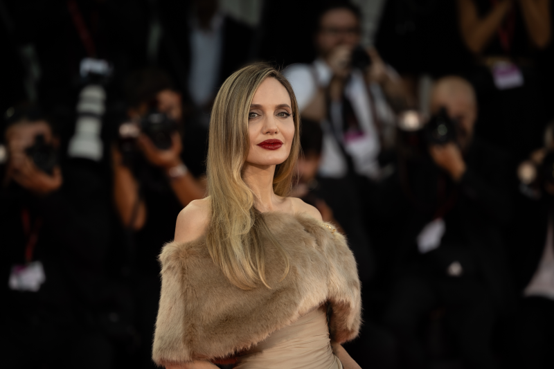 angelina-jolieden-san-sebastianda-abd-siyasetine-sert-elestiri-ulkemi-seviyorum-ama-taniyamiyorum