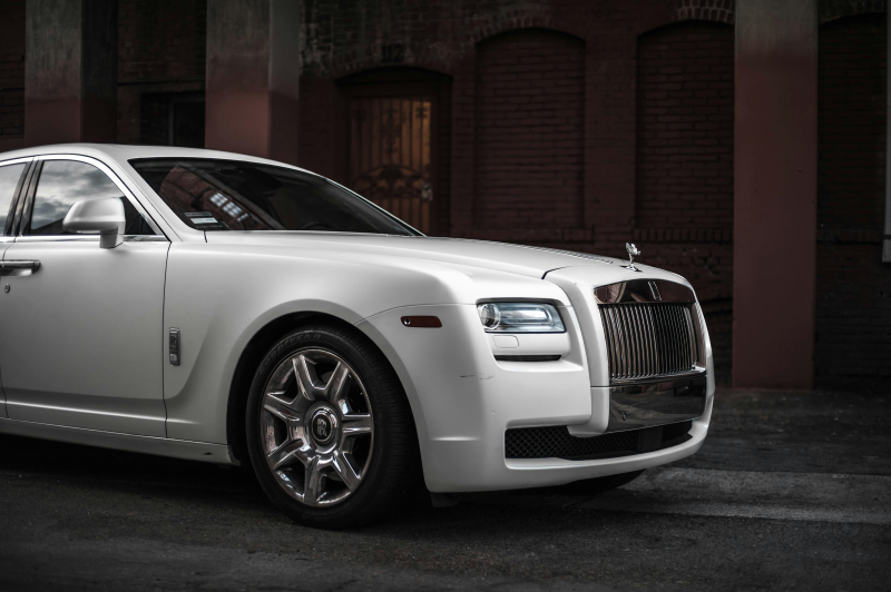 rolls-royce-phantom-yollardaki-kralligini-100-yildir-nasil-koruyor