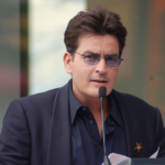 netflixin-nam-i-diger-charlie-sheen-belgeseli-bir-yildizin-yukselisi-ve-dususu