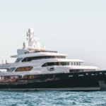 106-metrelik-lurssen-yapimi-superyat-amadea-muzayedede-satildi