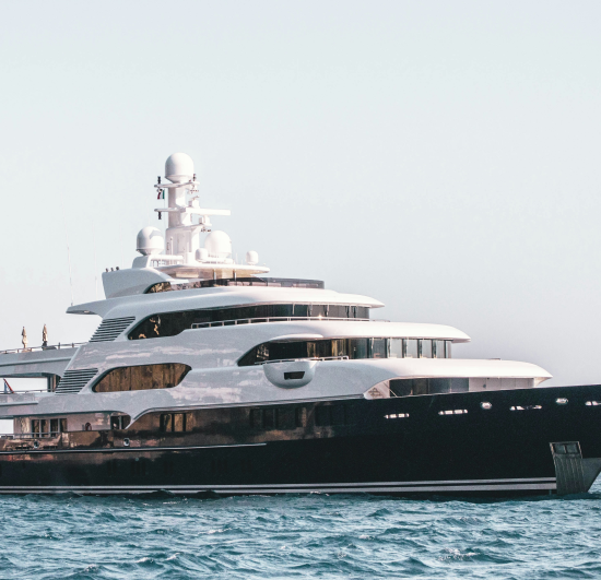 106-metrelik-lurssen-yapimi-superyat-amadea-muzayedede-satildi