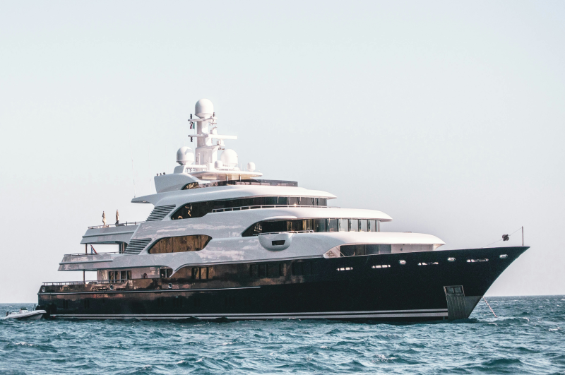 106-metrelik-lurssen-yapimi-superyat-amadea-muzayedede-satildi